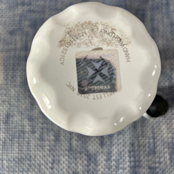 College of the Holy Cross 17oz/500ml S’Well Bottle with bumper and travel handle - Picture 7 of 9